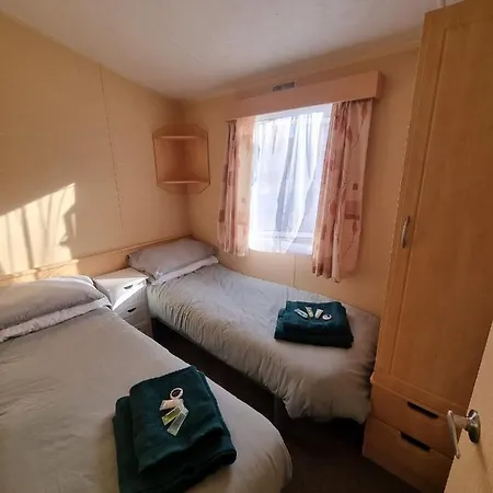 The Perrycroft At The Beeches Caravan Park בקתה *