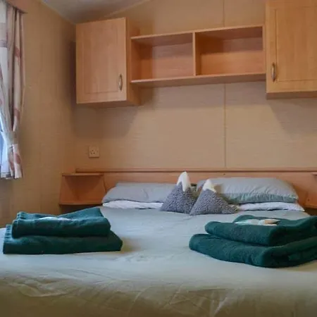 The Perrycroft At The Beeches Caravan Park בקתה